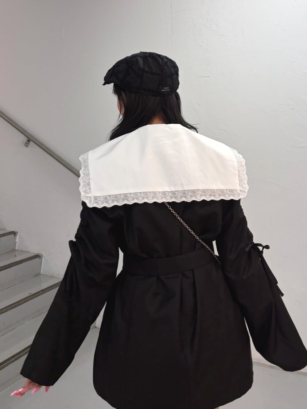ブラック系のワンピース、ブラック系のショルダーバッグ、ホワイト系のワンピースを着用したレディースの夏コーディネートの6枚目の写真