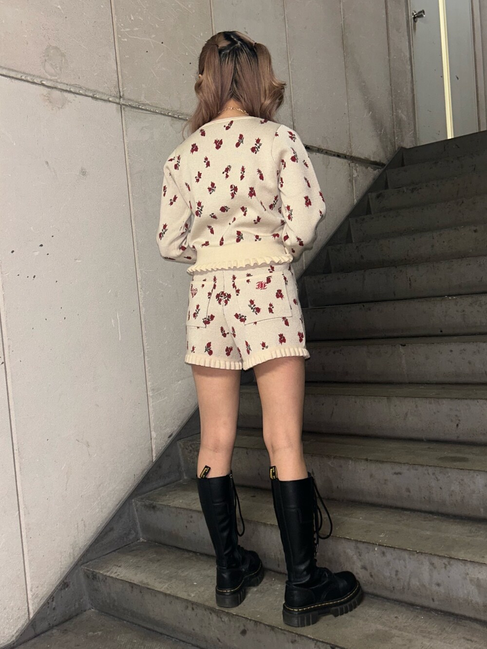 ホワイト系のニット/セーター、ホワイト系のその他パンツ、ゴールド系のネックレスを着用したレディースの冬コーディネートの3枚目の写真