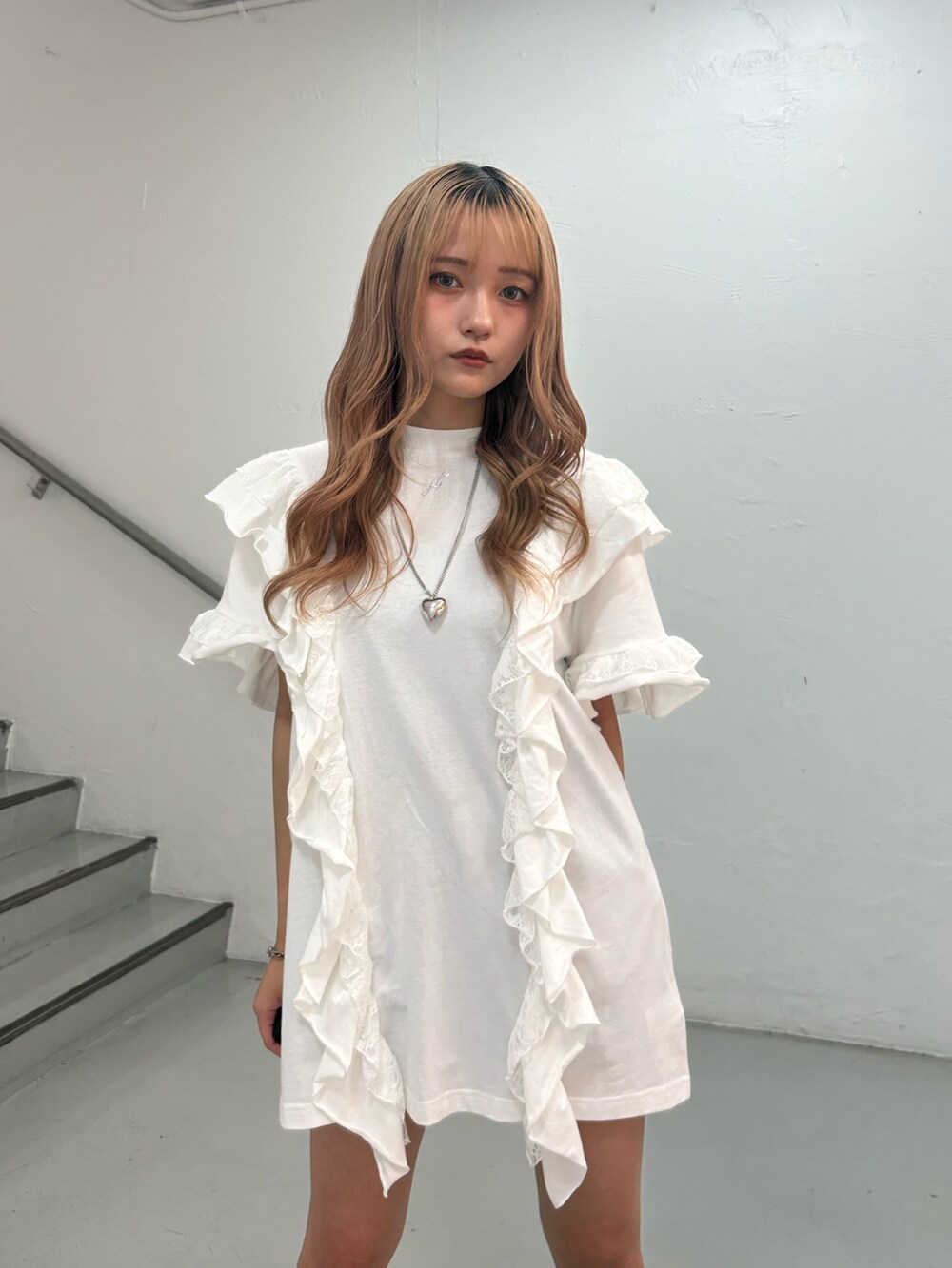 ホワイト系のTシャツ/カットソー、シルバー系のネックレス、シルバー系のブレスレットを着用したレディースの夏コーディネートの4枚目の写真