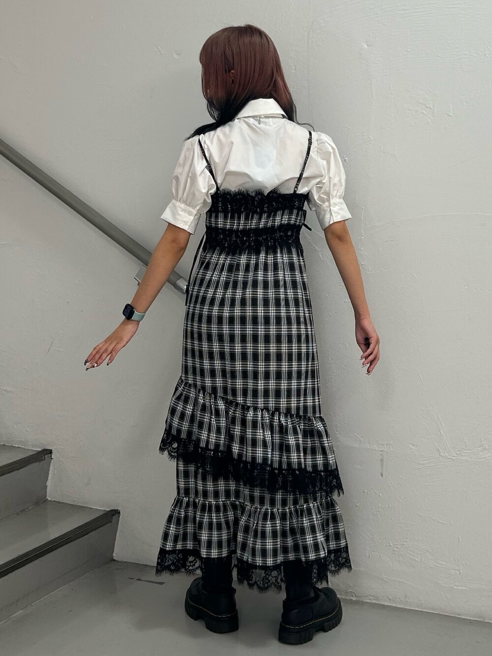 ホワイト系のシャツ/ブラウス、ブラック系のワンピース、シルバー系のネックレスを着用したレディースの夏コーディネートの3枚目の写真