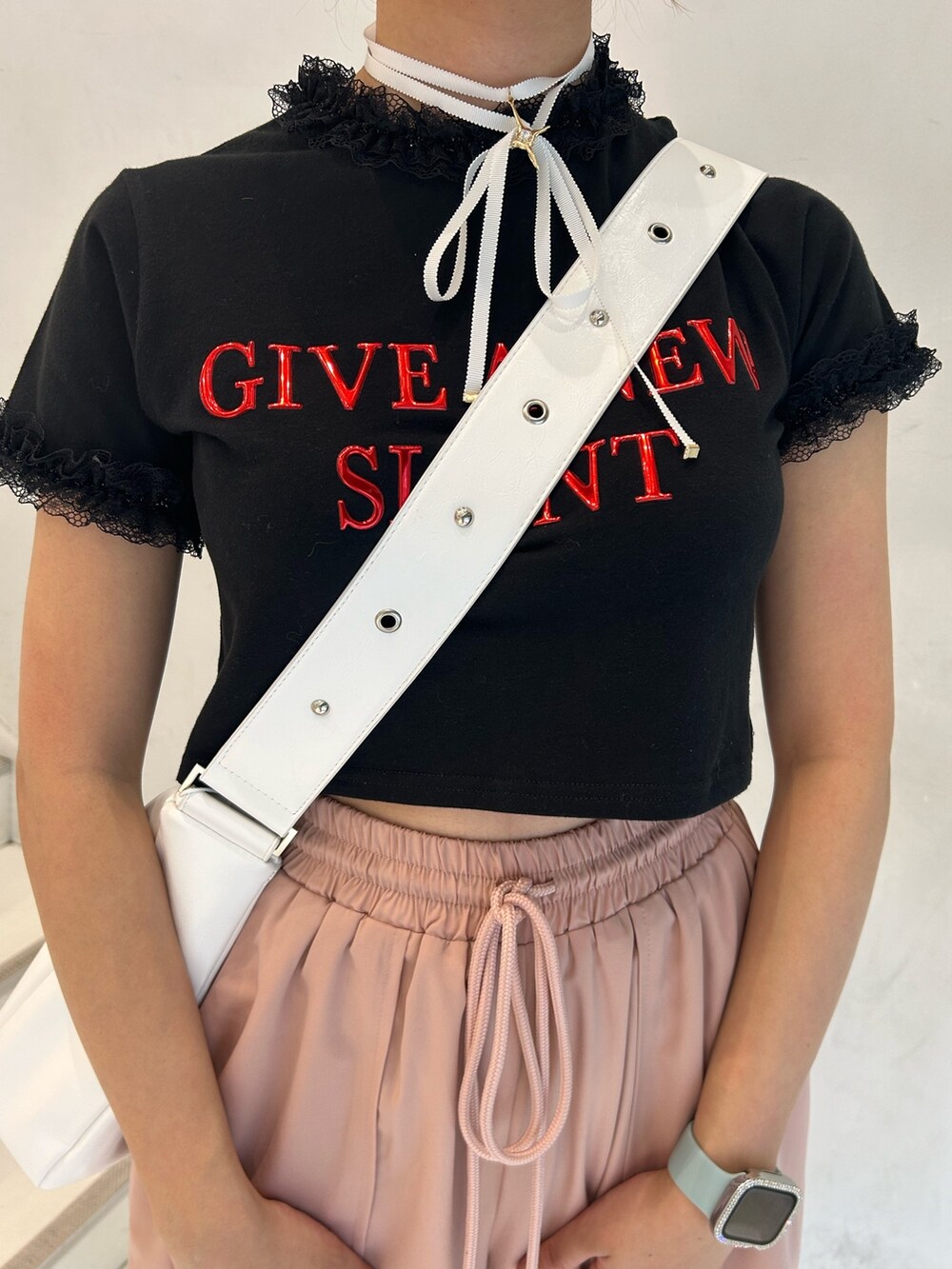 ブラック系のTシャツ/カットソー、ピンク系のその他パンツ、ブラック系のサンダルを着用したレディースの春コーディネートの7枚目の写真