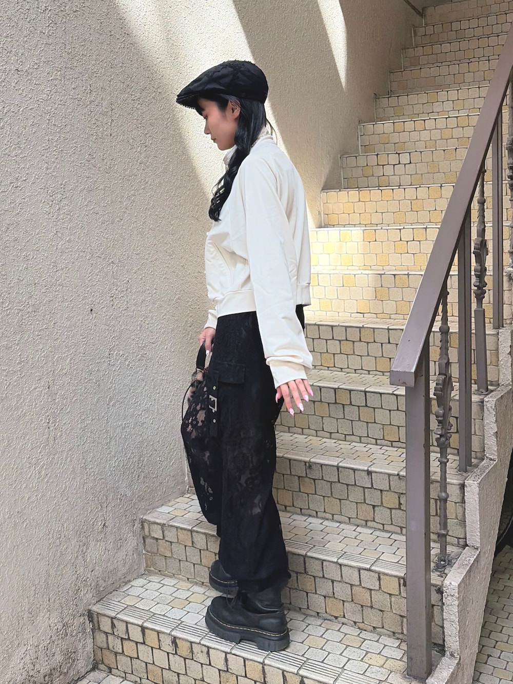 ホワイト系のTシャツ/カットソー、ブラック系のその他パンツ、ブラウン系のハンドバッグを着用したレディースの夏コーディネートの3枚目の写真