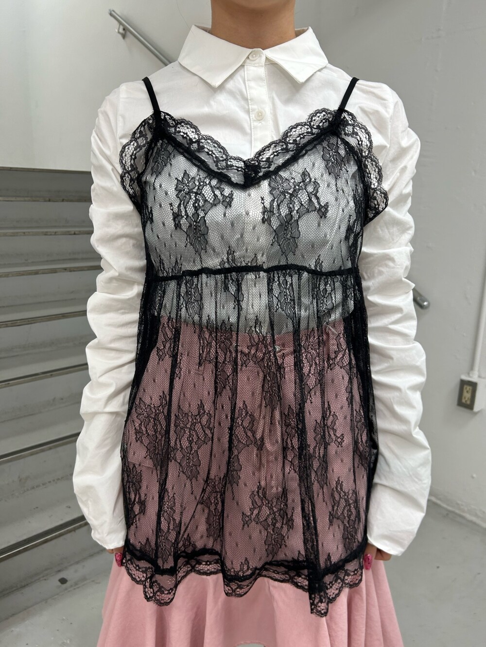 ホワイト系のシャツ/ブラウス、ブラック系のキャミソール、ピンク系のスカートを着用したレディースの冬コーディネートの7枚目の写真