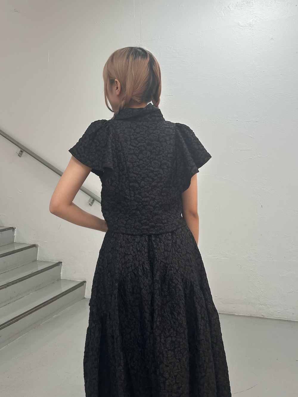 ブラック系のシャツ/ブラウス、ブラック系のスカート、ブラック系のチョーカーを着用したレディースの夏コーディネートの6枚目の写真