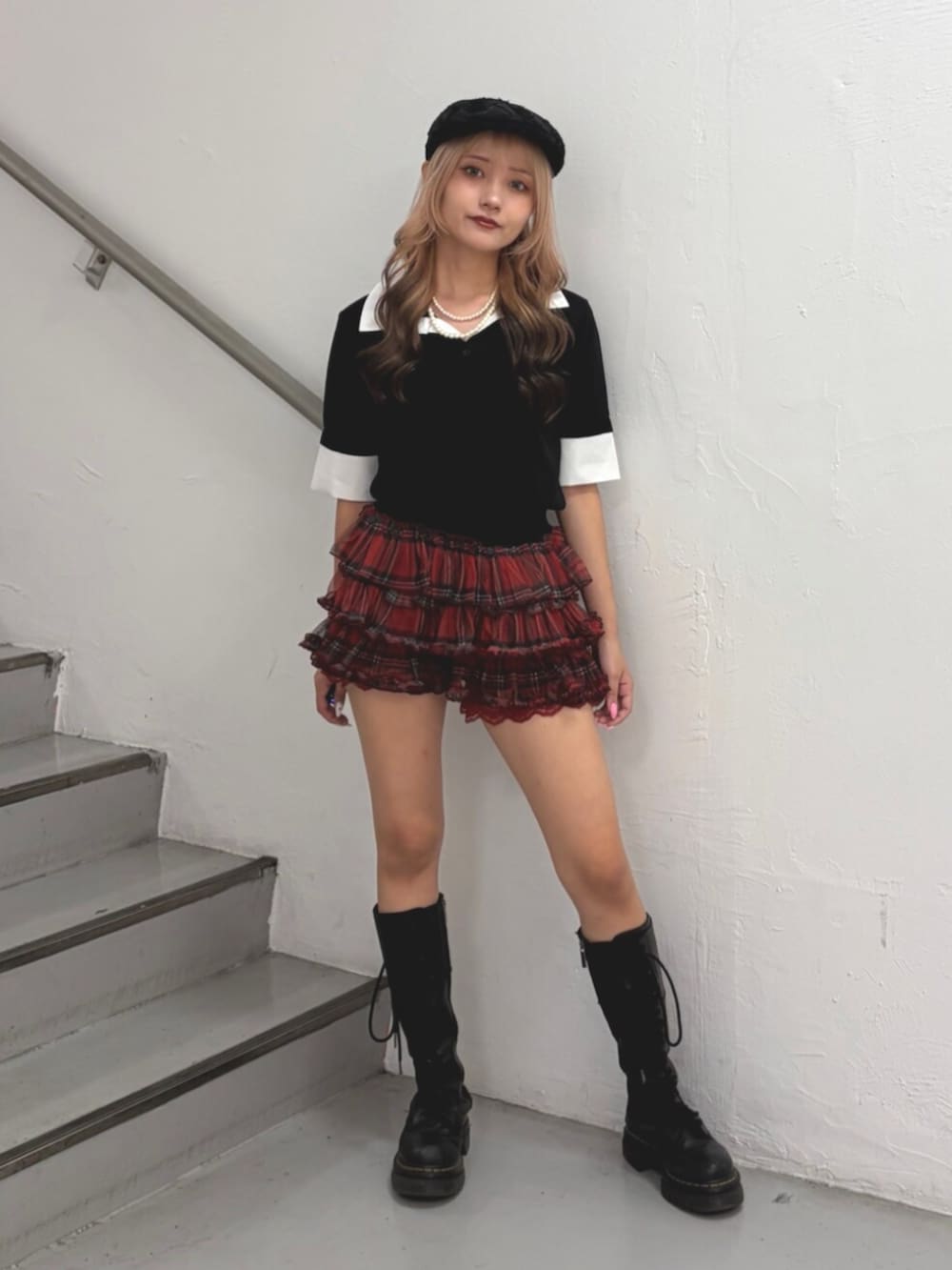 レッド系のその他パンツ、ブラック系のニット/セーター、ブラック系のハンチング/ベレー帽を着用したレディースの夏コーディネートの4枚目の写真