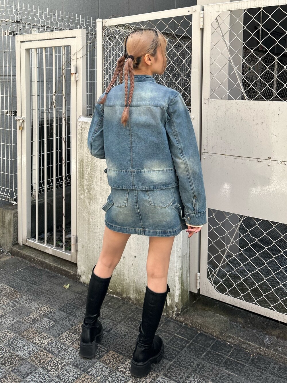 ブルー系のデニムジャケット、ブルー系のデニムスカート、ホワイト系のTシャツ/カットソーを着用したレディースの冬コーディネートの3枚目の写真