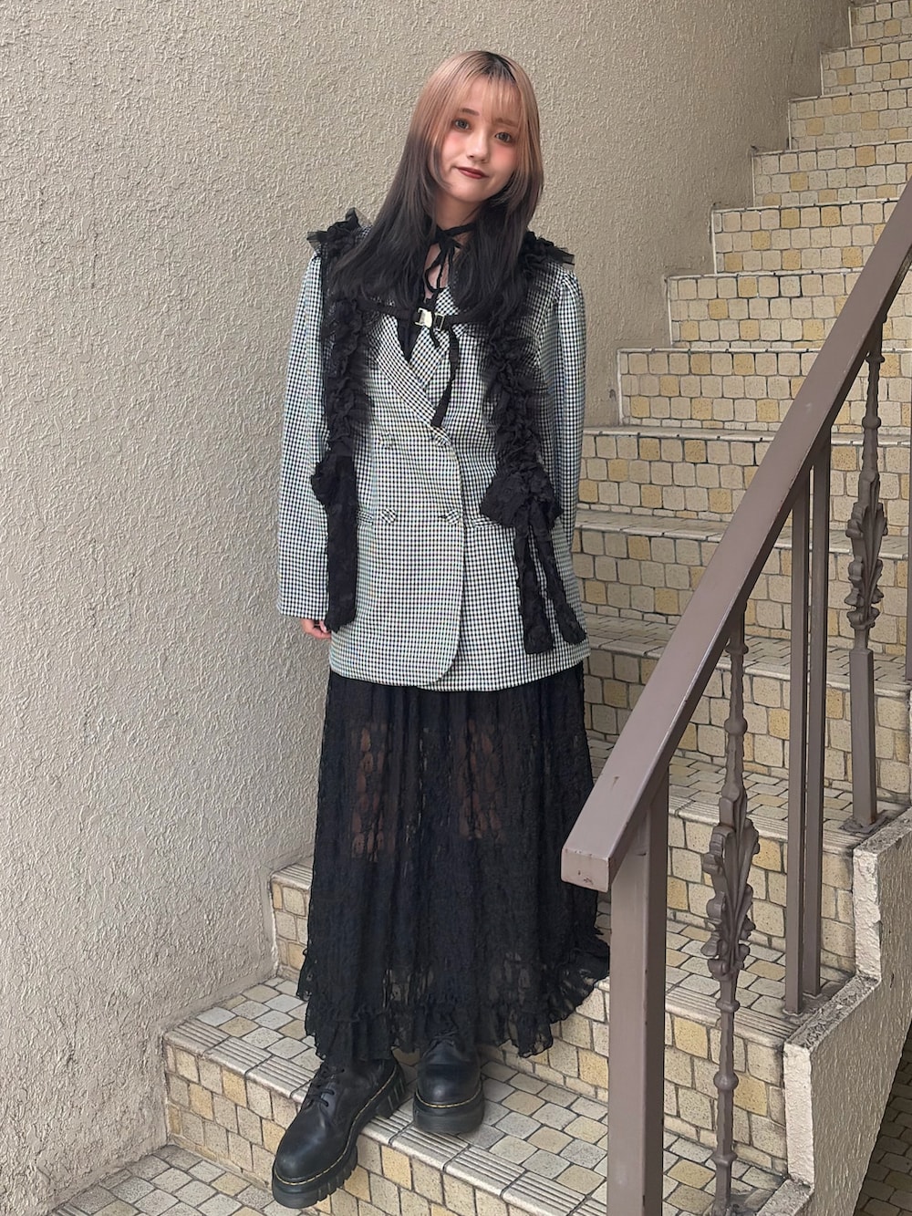 その他のテーラードジャケット、ブラック系のワンピース、ブラック系のベルトを着用したレディースの冬コーディネートの2枚目の写真