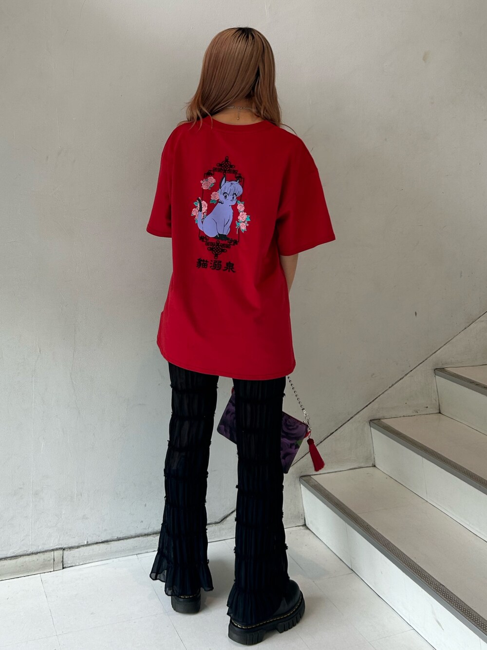 レッド系のTシャツ/カットソー、レッド系のハンドバッグ、ブラック系のその他パンツを着用したレディースの夏コーディネートの3枚目の写真