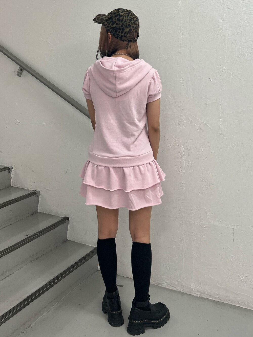 ピンク系のワンピース、ブラック系のネックレス、ブラウン系のキャップを着用したレディースの夏コーディネートの3枚目の写真