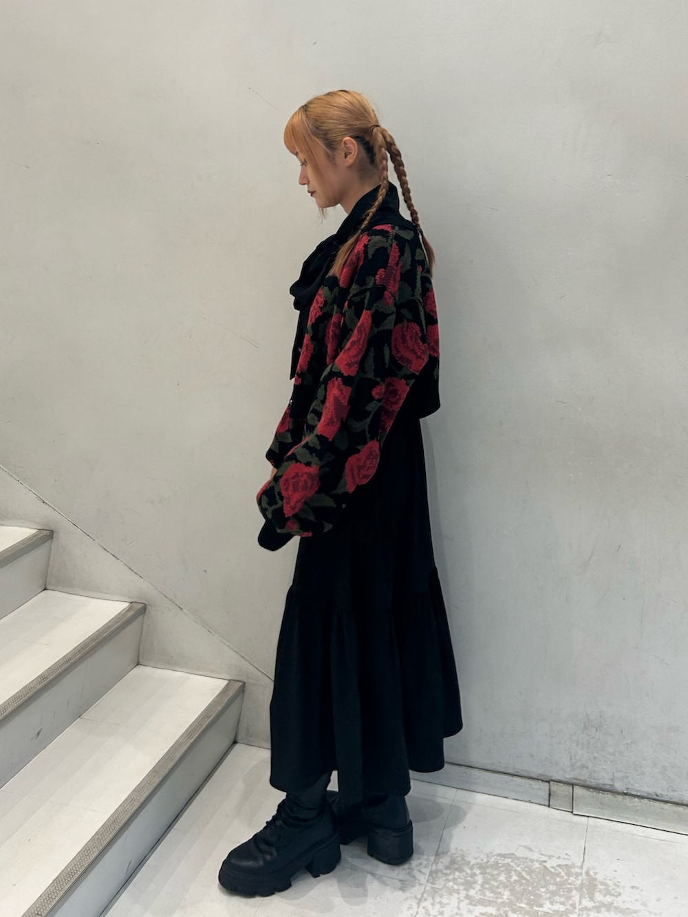 ブラック系のカーディガン/ボレロ、ブラック系のワンピースを着用したレディースの春コーディネートの2枚目の写真