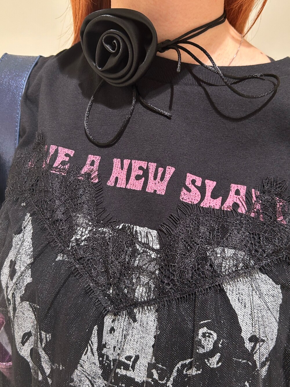 ブラック系のワンピース、ピンク系のトートバッグ、ブラック系のチョーカーを着用したレディースの春コーディネートの7枚目の写真