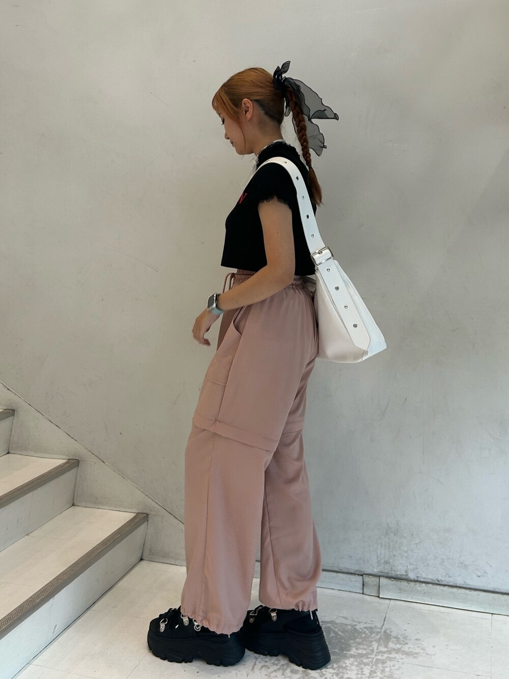 ブラック系のTシャツ/カットソー、ピンク系のその他パンツ、ブラック系のサンダルを着用したレディースの春コーディネートの2枚目の写真