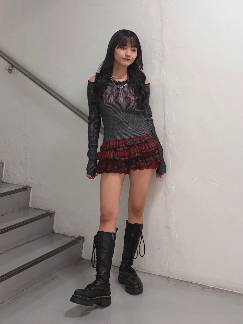 ブラック系のニット/セーター、レッド系のその他パンツ、シルバー系のネックレスを着用したレディースの秋コーディネートの4枚目の写真