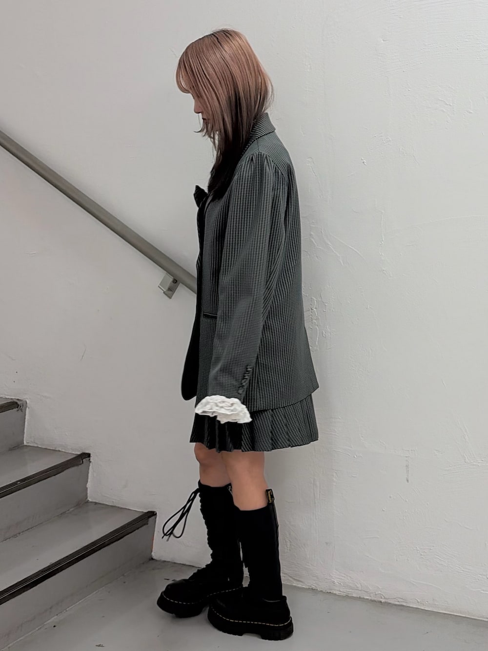 その他のテーラードジャケット、その他のスカート、ホワイト系のTシャツ/カットソーを着用したレディースの春コーディネートの3枚目の写真