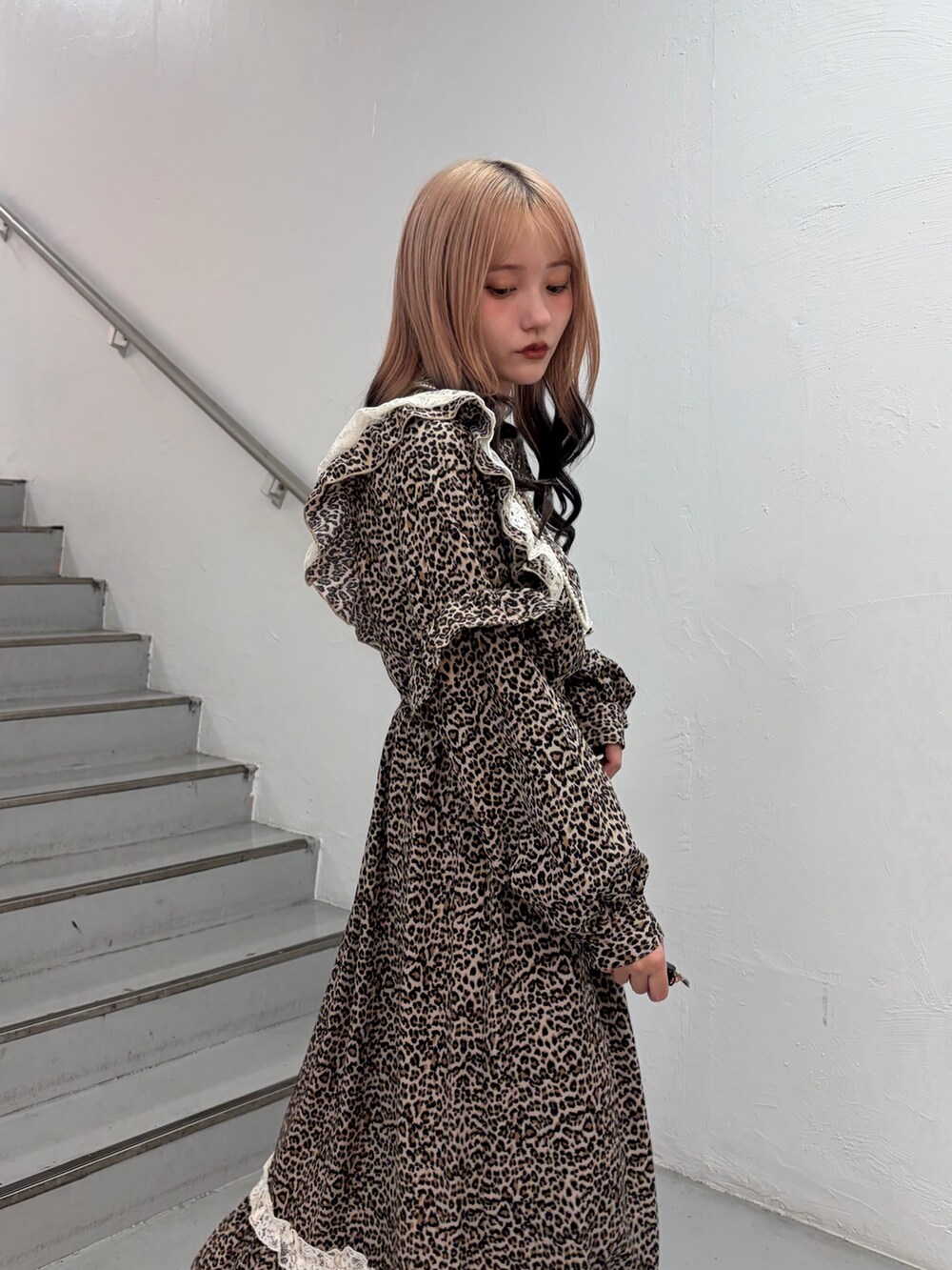 ブラウン系のワンピース、ブラック系のブーツ、ホワイト系のネックレスを着用したレディースの秋コーディネートの5枚目の写真