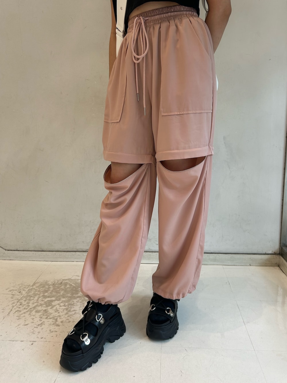 ブラック系のTシャツ/カットソー、ピンク系のその他パンツ、ブラック系のサンダルを着用したレディースの春コーディネートの10枚目の写真