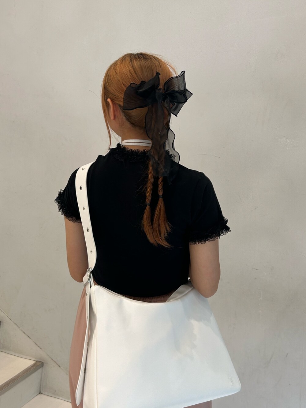 ブラック系のTシャツ/カットソー、ピンク系のその他パンツ、ブラック系のサンダルを着用したレディースの春コーディネートの6枚目の写真