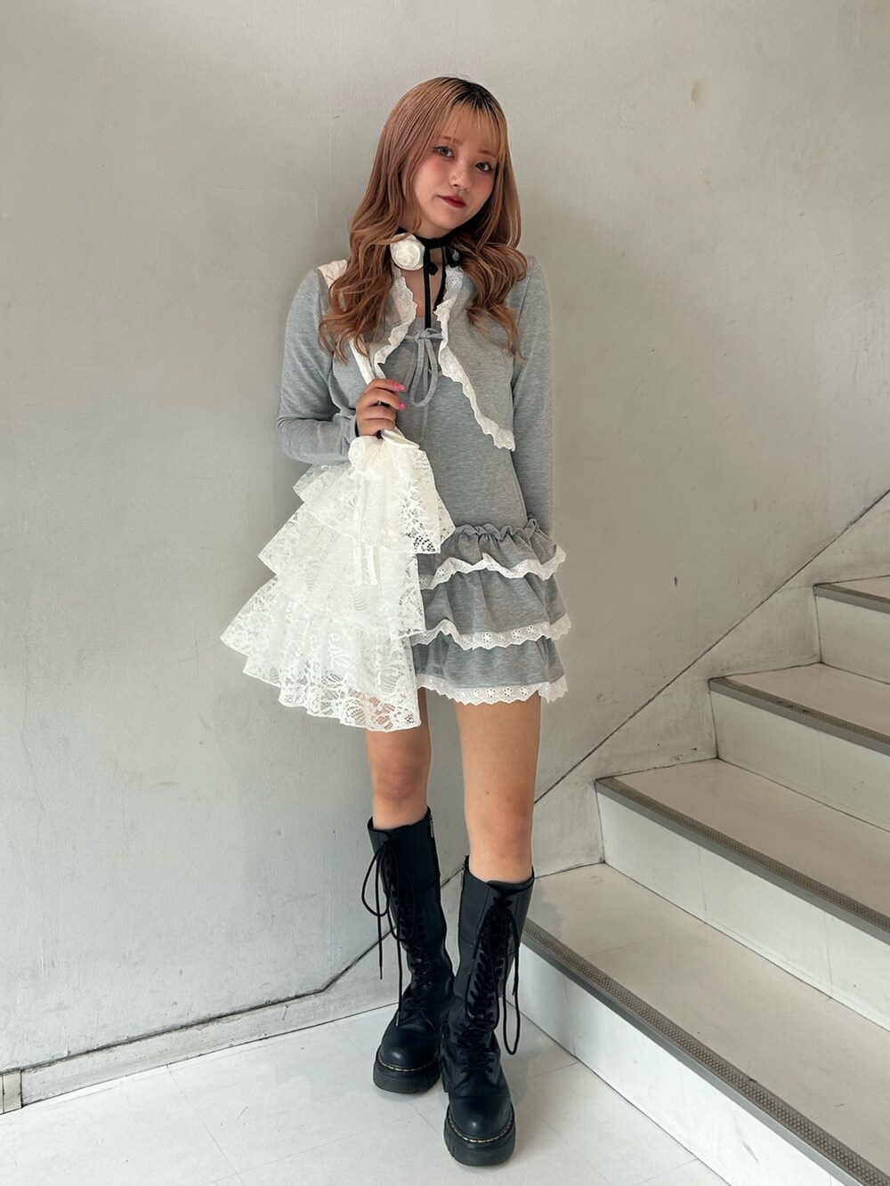 グレー系のワンピース、ホワイト系のトートバッグ、ホワイト系のチョーカーを着用したレディースの春コーディネートの2枚目の写真