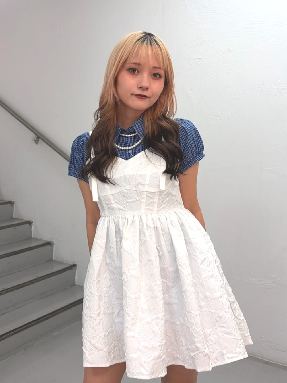 ブルー系のシャツ/ブラウス、ホワイト系のワンピースを着用したレディースの夏コーディネートの4枚目の写真