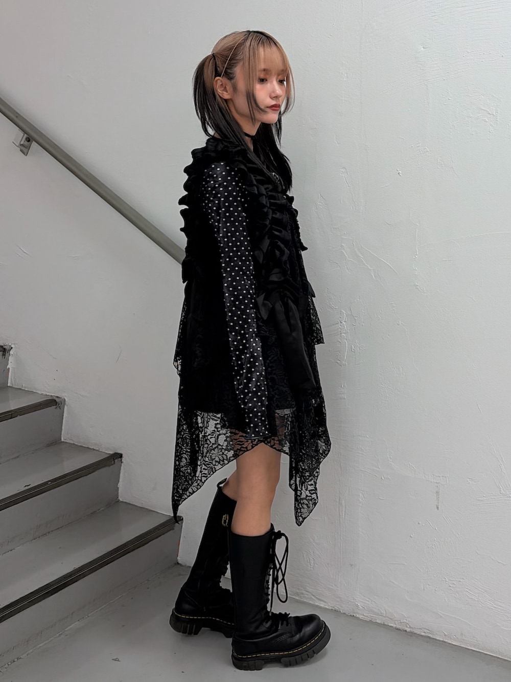 ブラック系のワンピース、ブラック系のTシャツ/カットソーを着用したレディースの冬コーディネートの4枚目の写真