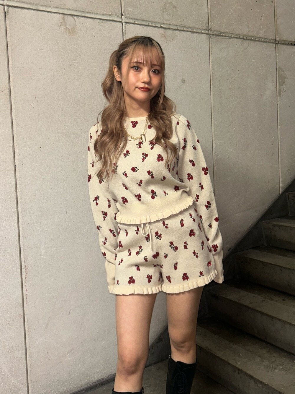 ホワイト系のニット/セーター、ホワイト系のその他パンツ、ゴールド系のネックレスを着用したレディースの冬コーディネートの4枚目の写真