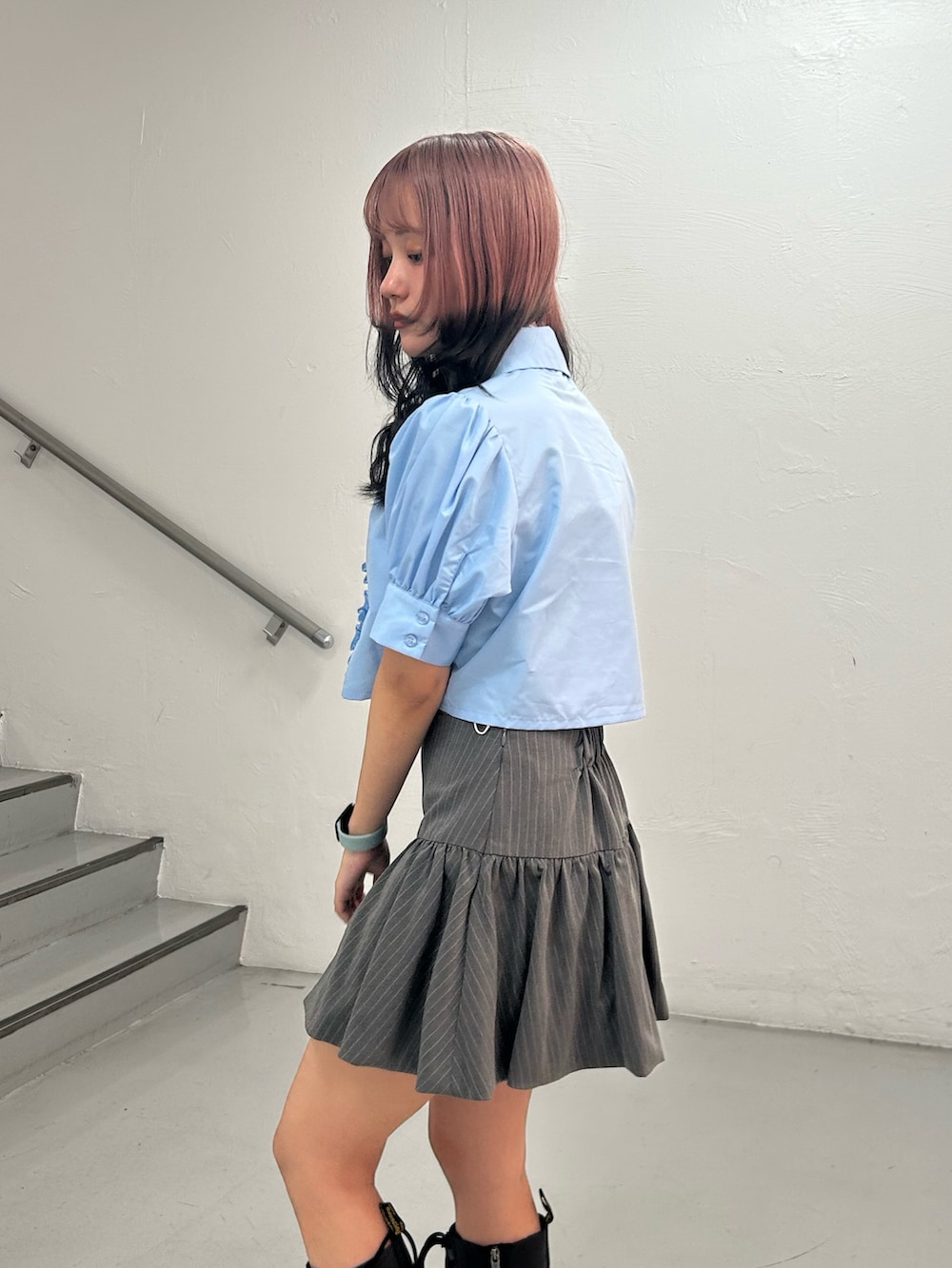 ブルー系のシャツ/ブラウス、グレー系のスカート、ホワイト系のチョーカーを着用したレディースの夏コーディネートの5枚目の写真