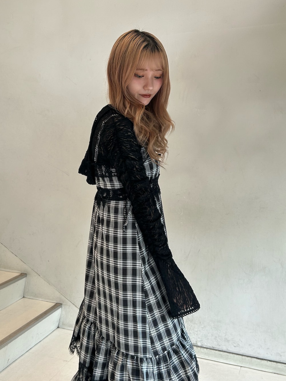 ブラック系のワンピース、ブラック系のTシャツ/カットソー、ブラック系のパンプスを着用したレディースの夏コーディネートの5枚目の写真