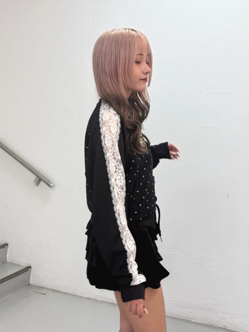 ブラック系のスカート、ブラック系のTシャツ/カットソー、ブラック系のブーツを着用したレディースの夏コーディネートの6枚目の写真