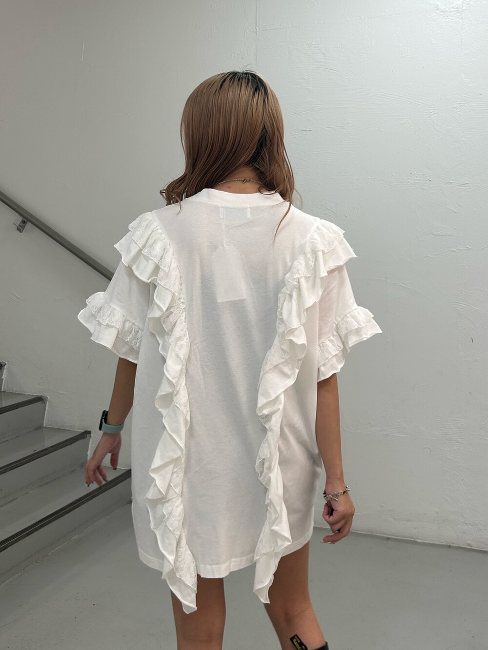 ホワイト系のTシャツ/カットソー、シルバー系のネックレス、シルバー系のブレスレットを着用したレディースの夏コーディネートの6枚目の写真