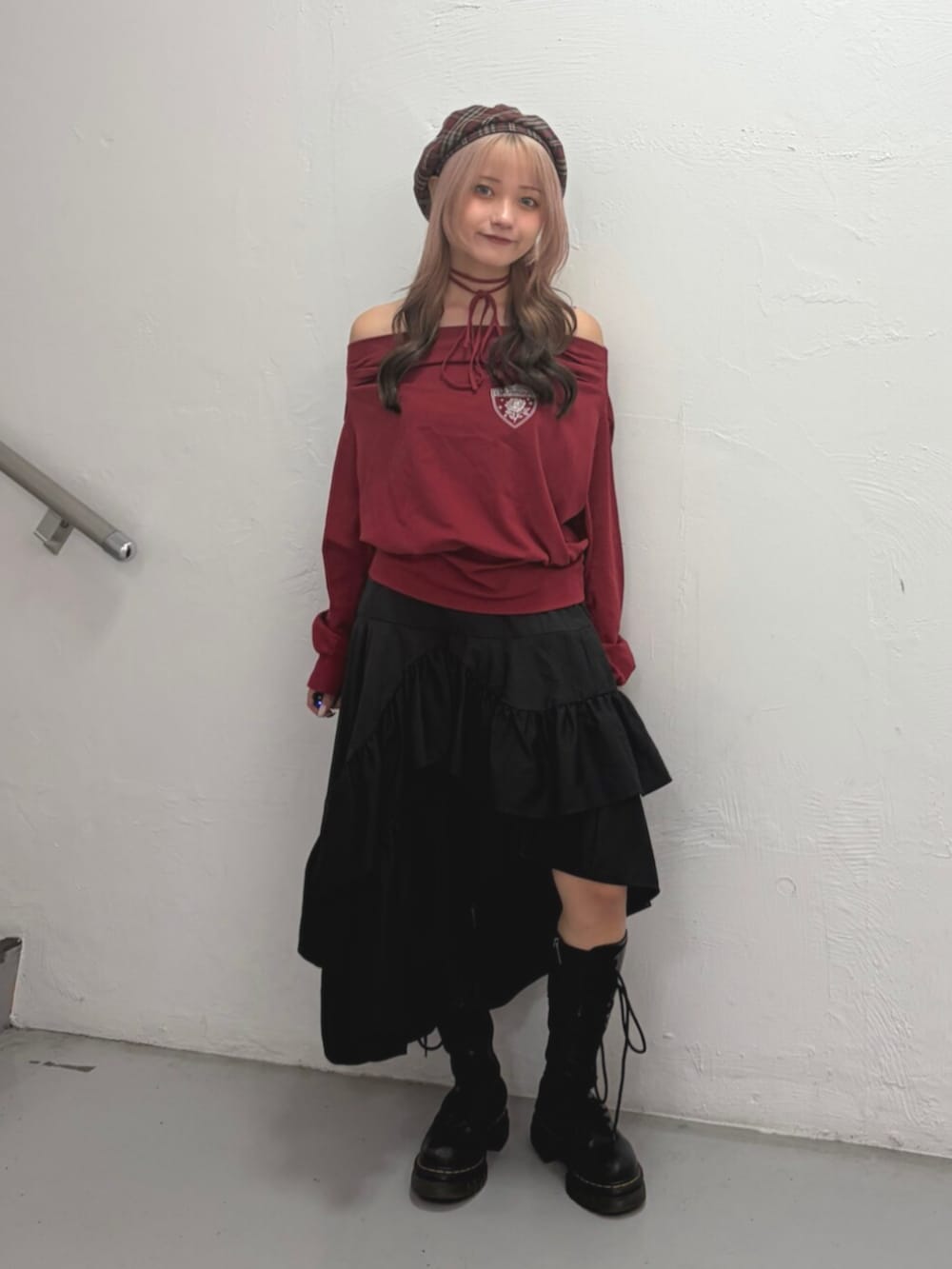 レッド系のTシャツ/カットソー、ブラック系のスカート、レッド系のハンチング/ベレー帽を着用したレディースの夏コーディネートの4枚目の写真