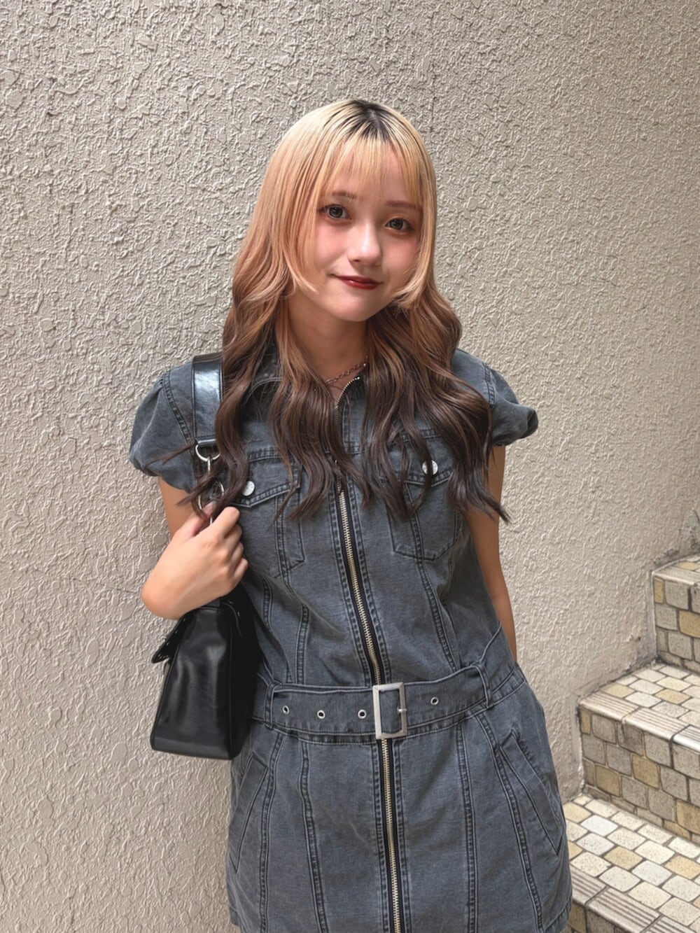 ブラック系のハンドバッグ、ブラック系のワンピースを着用したレディースの夏コーディネートの5枚目の写真