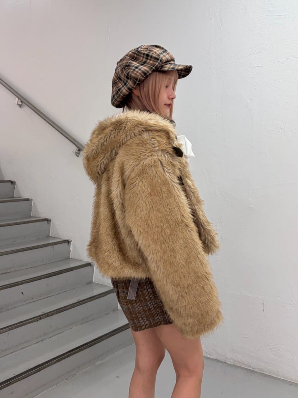 ホワイト系のシャツ/ブラウス、ブラウン系のその他パンツ、ベージュ系のブルゾンを着用したレディースの秋コーディネートの5枚目の写真