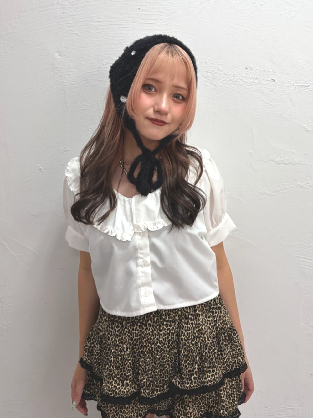 ホワイト系のシャツ/ブラウス、ブラウン系のスカート、ブラック系のその他ヘアアクセサリーを着用したレディースの夏コーディネートの4枚目の写真