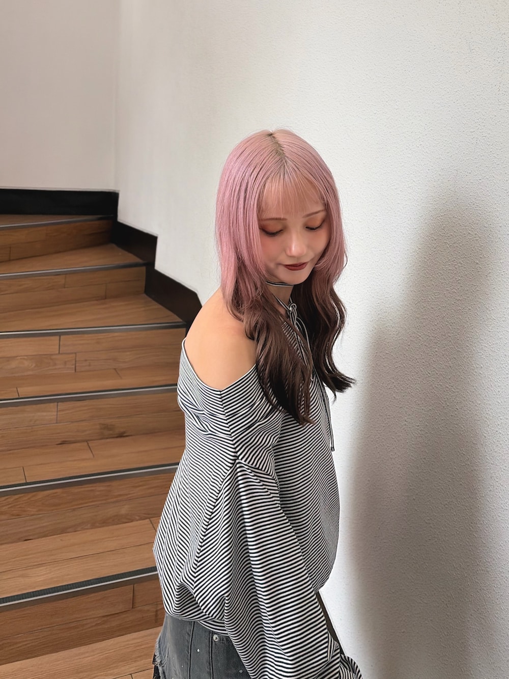 ブラック系のTシャツ/カットソー、ブラック系のデニムスカートを着用したレディースの秋コーディネートの6枚目の写真