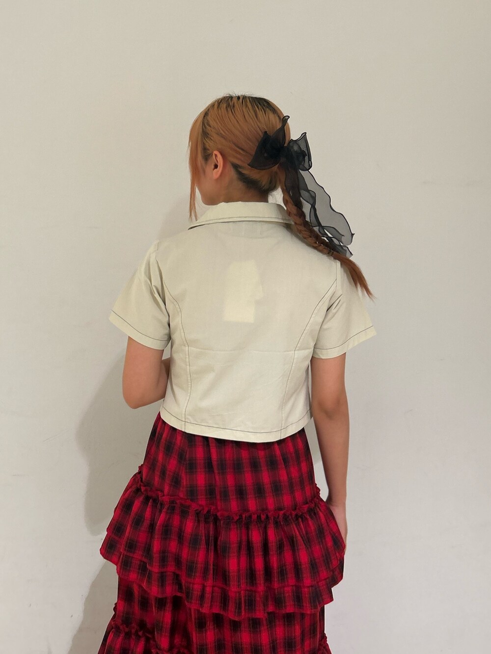 ホワイト系のシャツ/ブラウス、レッド系のスカート、ゴールド系のネックレスを着用したレディースの春コーディネートの5枚目の写真