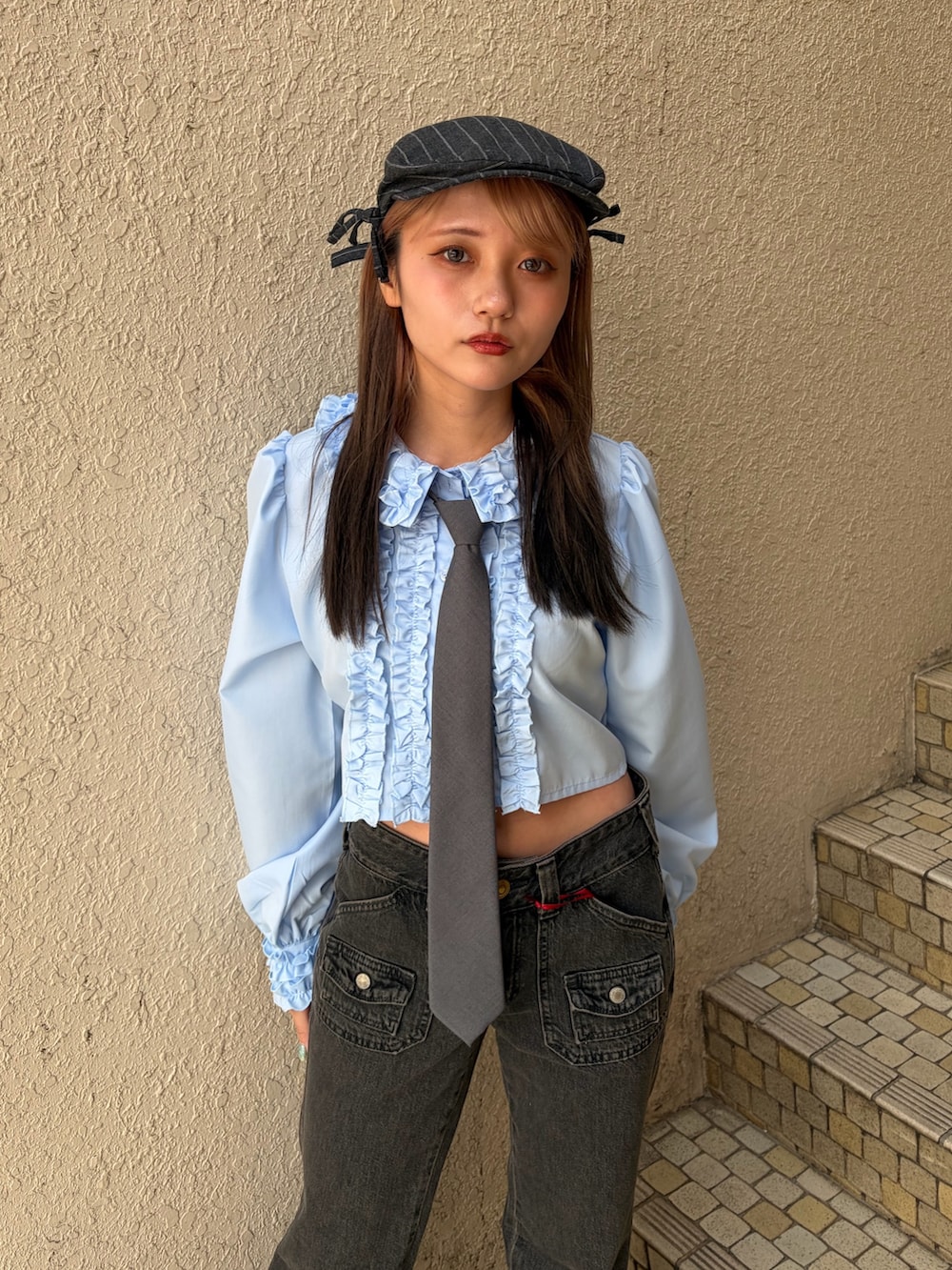 ブルー系のシャツ/ブラウス、ブラック系のデニムパンツ、グレー系のネクタイを着用したレディースの春コーディネートの5枚目の写真