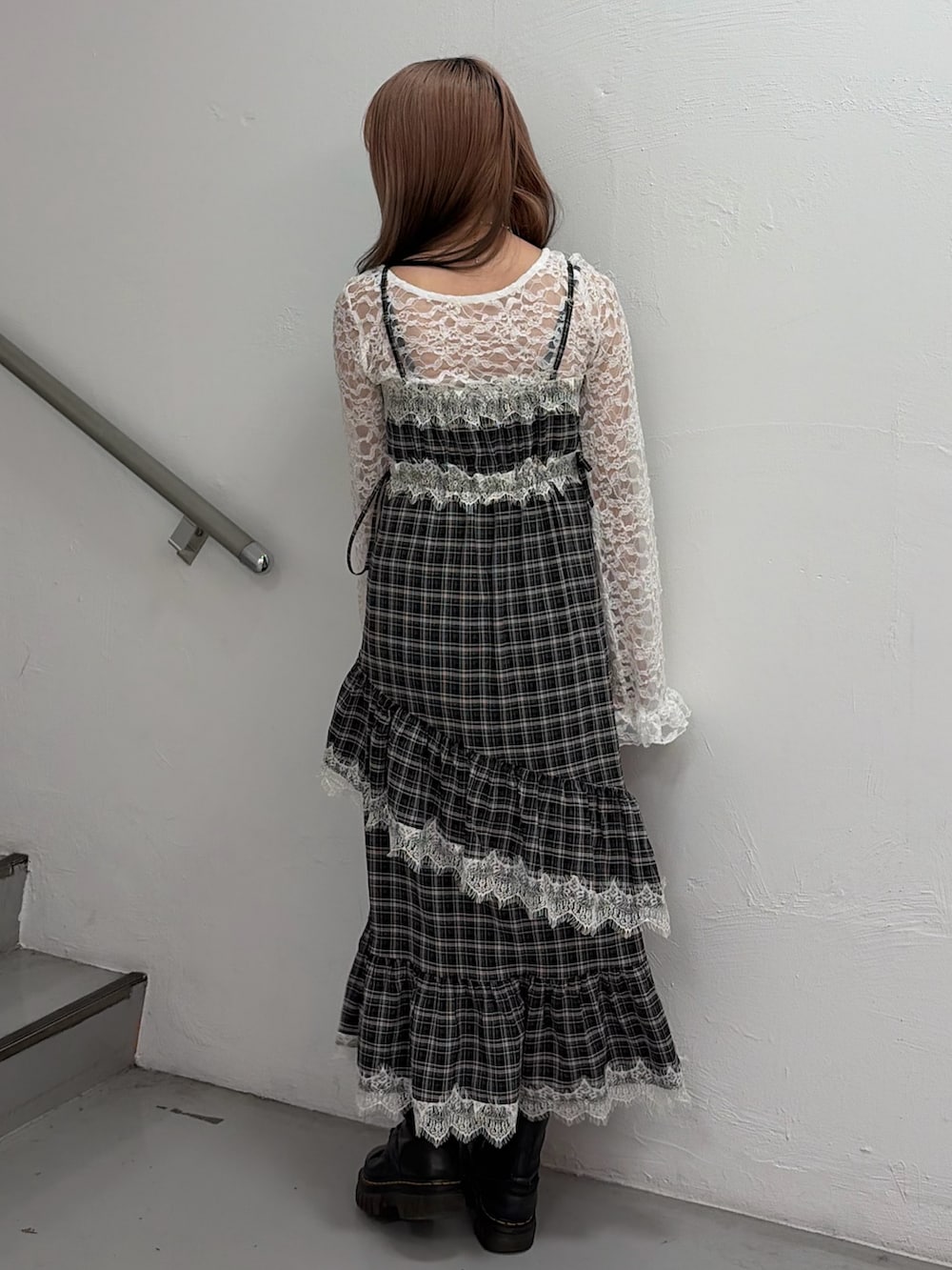 グレー系のワンピース、ホワイト系のTシャツ/カットソーを着用したレディースの春コーディネートの3枚目の写真