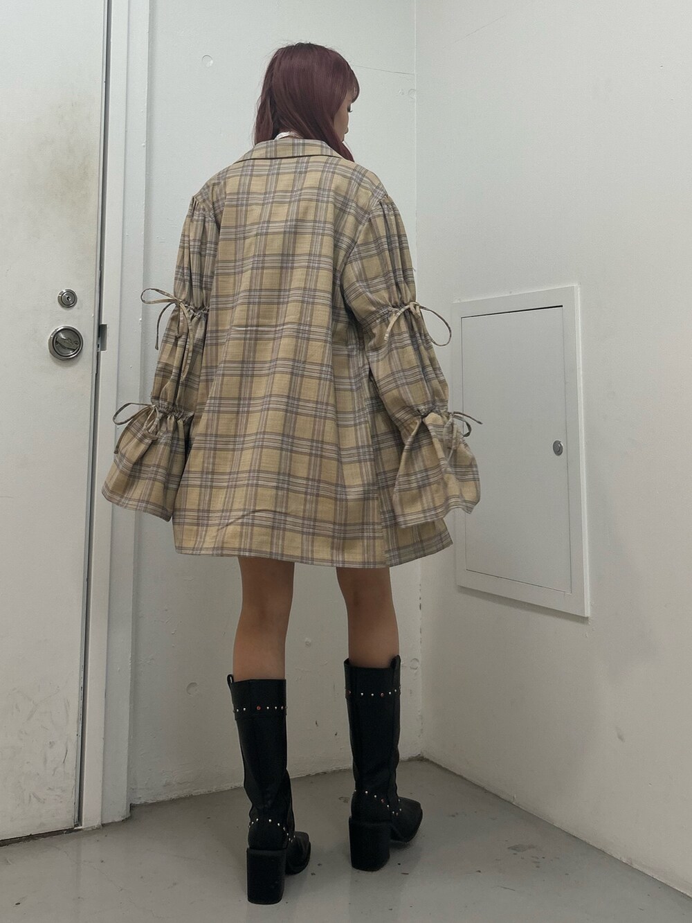 ベージュ系のテーラードジャケット、ベージュ系のスカート、ホワイト系のTシャツ/カットソーを着用したレディースの春コーディネートの3枚目の写真