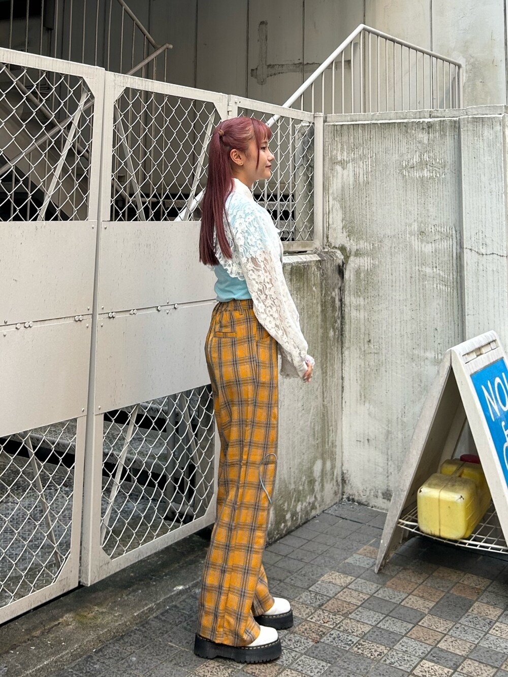 ブルー系のTシャツ/カットソー、イエロー系のその他パンツ、ホワイト系のシャツ/ブラウスを着用したレディースの夏コーディネートの2枚目の写真