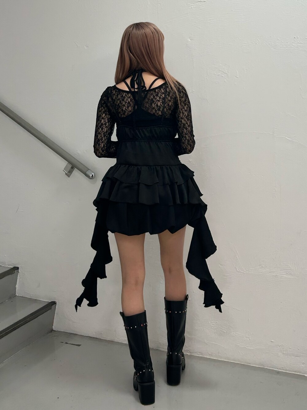 ブラック系のTシャツ/カットソー、ブラック系のキャミソール、ブラック系のスカートを着用したレディースの春コーディネートの3枚目の写真