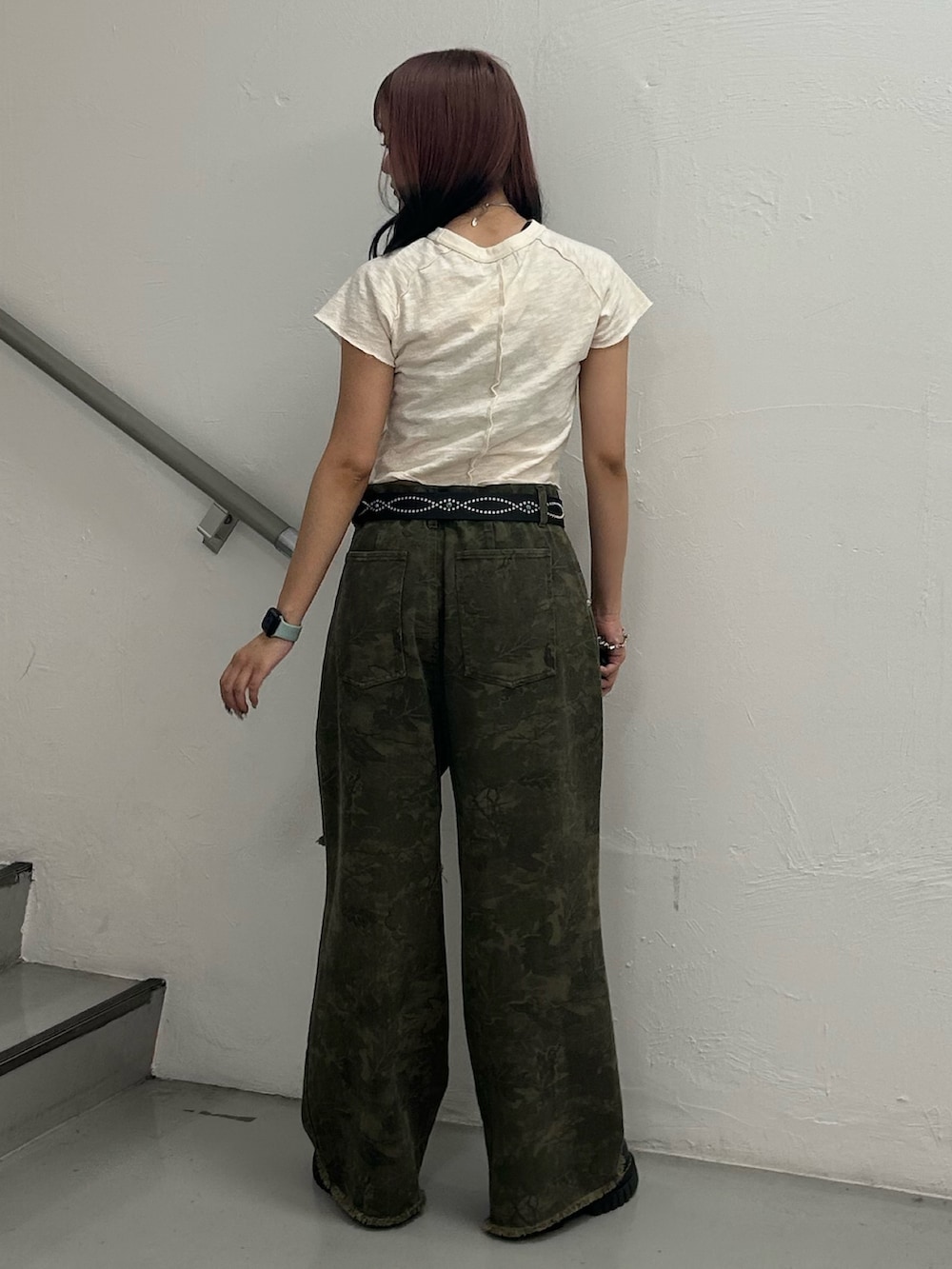 ホワイト系のTシャツ/カットソー、グリーン系のその他パンツ、ブラック系のベルトを着用したレディースの夏コーディネートの3枚目の写真