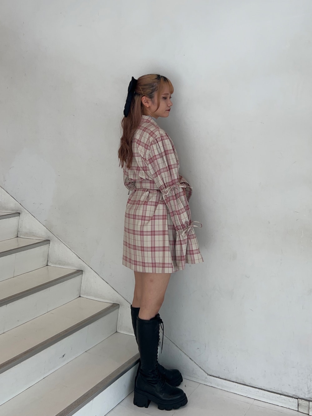 ピンク系のワンピース、ブラック系のブーツ、シルバー系のTシャツ/カットソーを着用したレディースの夏コーディネートの2枚目の写真