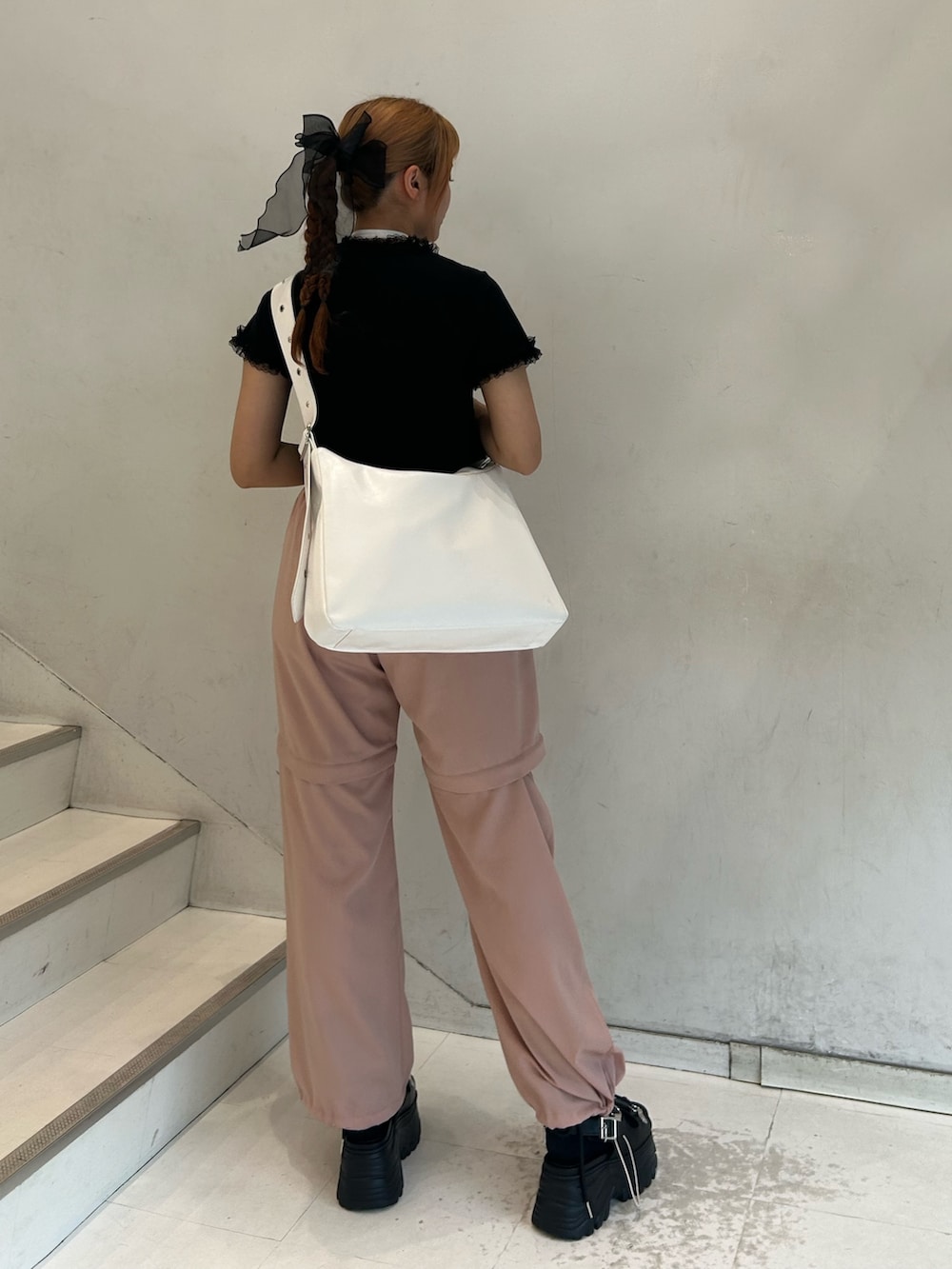 ブラック系のTシャツ/カットソー、ピンク系のその他パンツ、ブラック系のサンダルを着用したレディースの春コーディネートの3枚目の写真