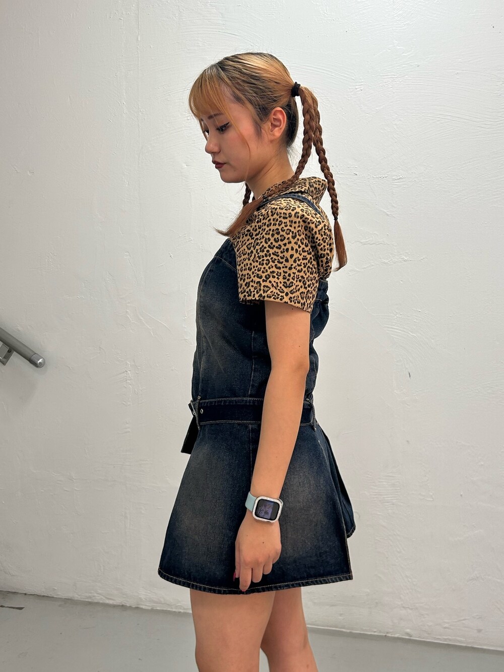 ブルー系のワンピース、ブラウン系のシャツ/ブラウス、ゴールド系のネックレスを着用したレディースの夏コーディネートの5枚目の写真