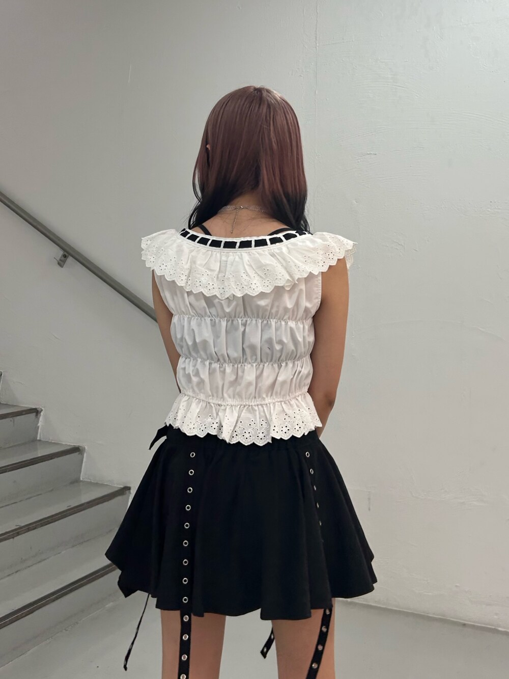 ホワイト系のシャツ/ブラウス、ブラック系のスカート、その他のネックレスを着用したレディースの夏コーディネートの6枚目の写真