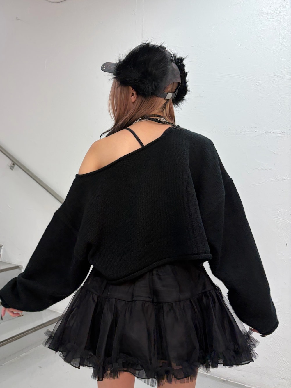 ブラック系のニット/セーター、ブラック系のスカート、ブラック系のキャップを着用したレディースの秋コーディネートの7枚目の写真