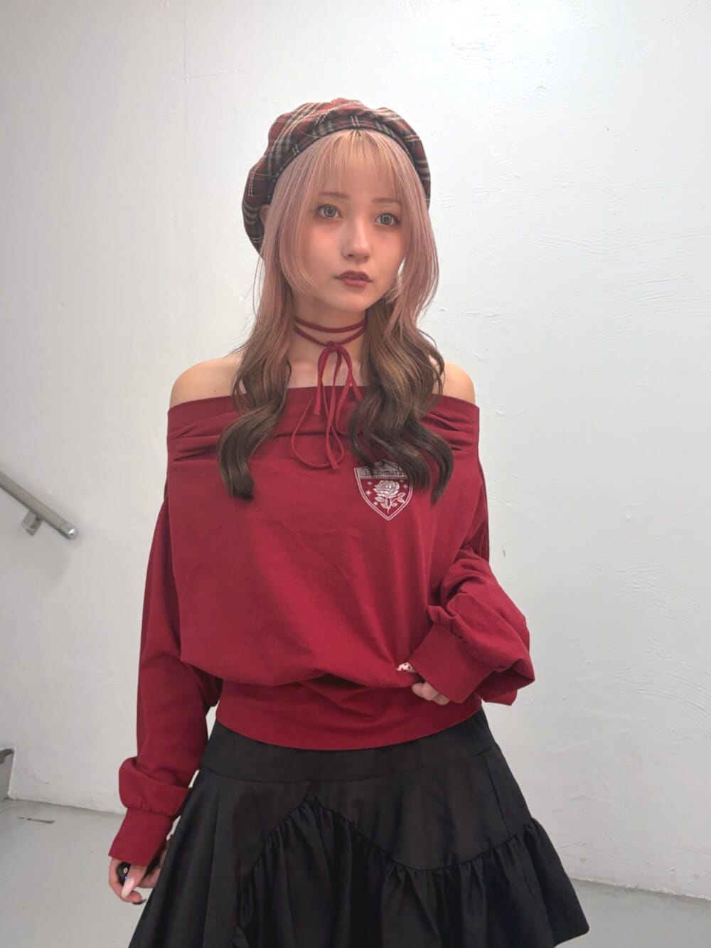 レッド系のTシャツ/カットソー、ブラック系のスカート、レッド系のハンチング/ベレー帽を着用したレディースの夏コーディネートの5枚目の写真