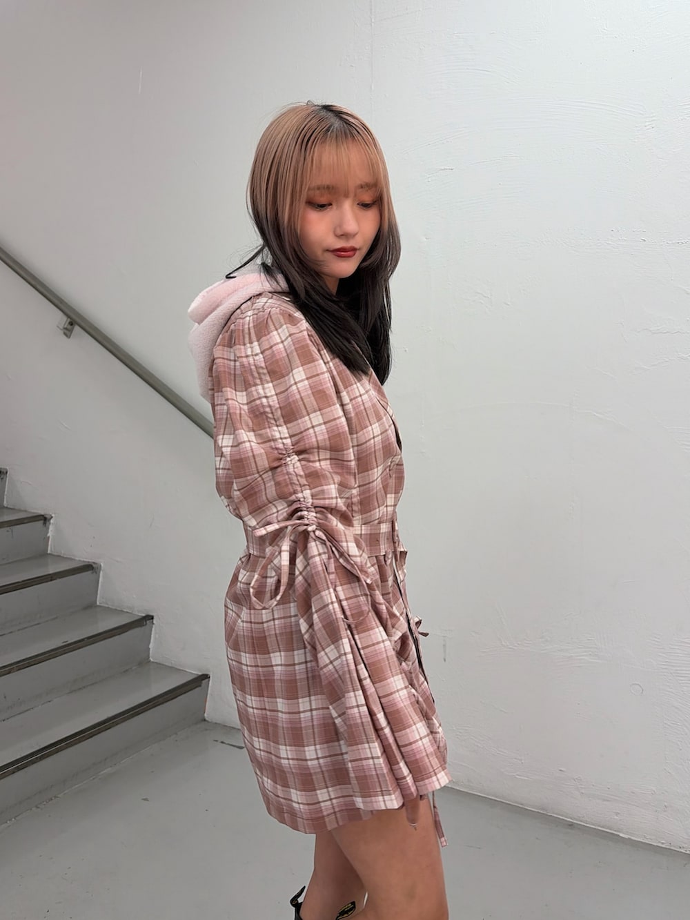 ピンク系のパーカー、ピンク系のテーラードジャケットを着用したレディースの冬コーディネートの5枚目の写真