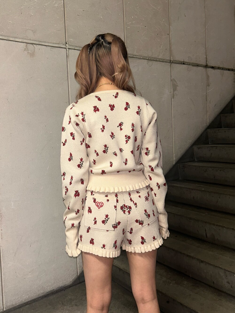 ホワイト系のニット/セーター、ホワイト系のその他パンツ、ゴールド系のネックレスを着用したレディースの冬コーディネートの6枚目の写真