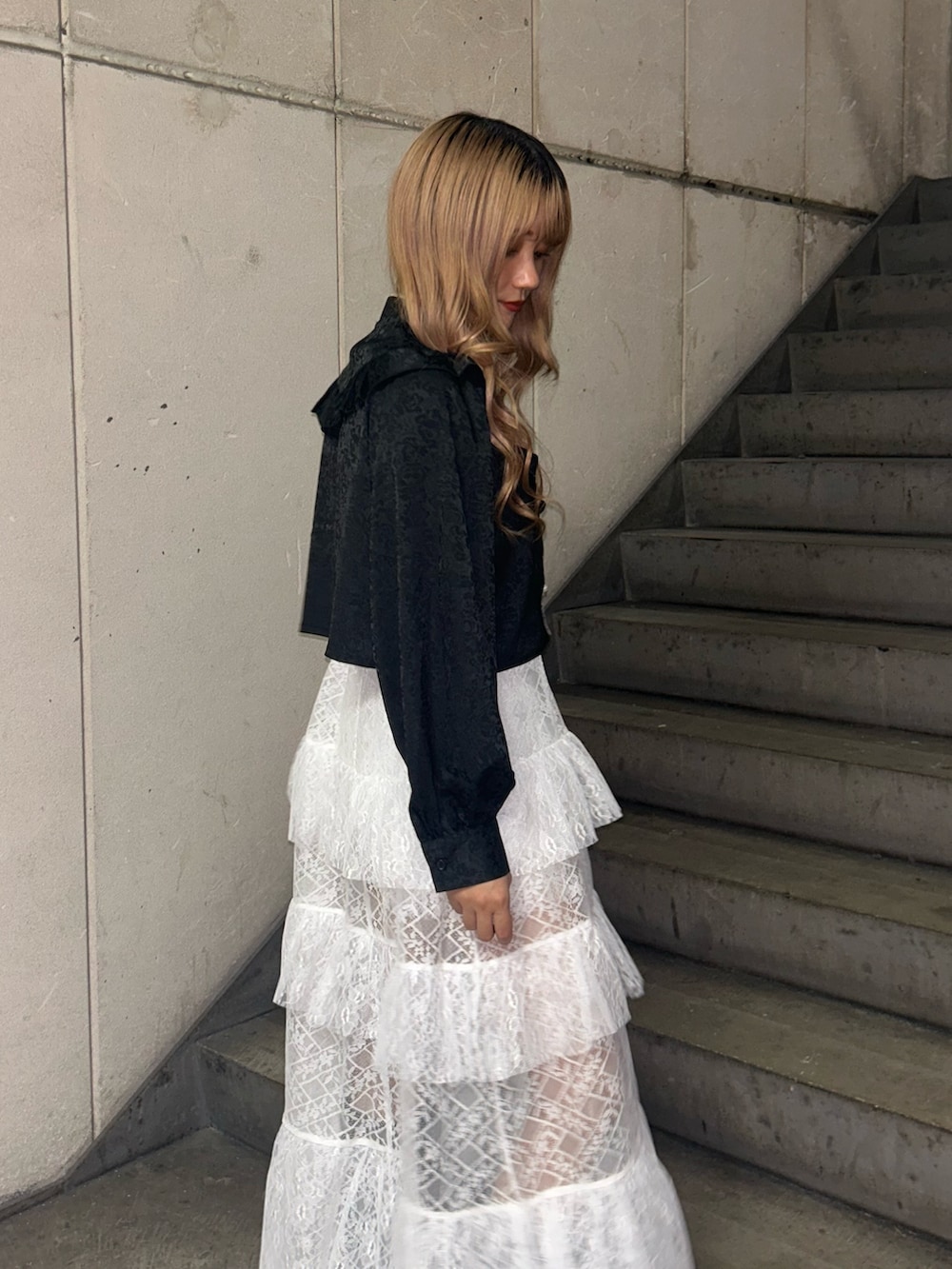 ブラック系のシャツ/ブラウス、ホワイト系のワンピース、ホワイト系のその他パンツを着用したレディースの春コーディネートの5枚目の写真